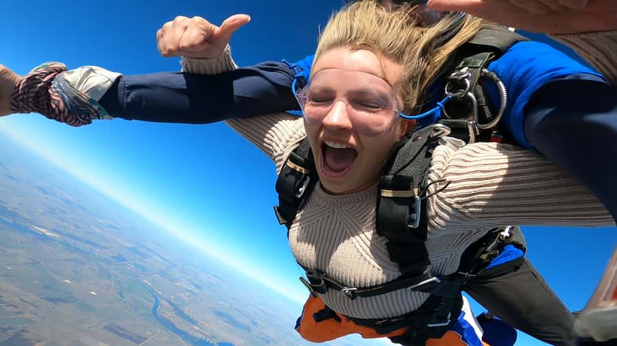 Adelaide: Tandem Skydiving over Lake Alexandrina - Training, safety briefing, and learning how tandem works