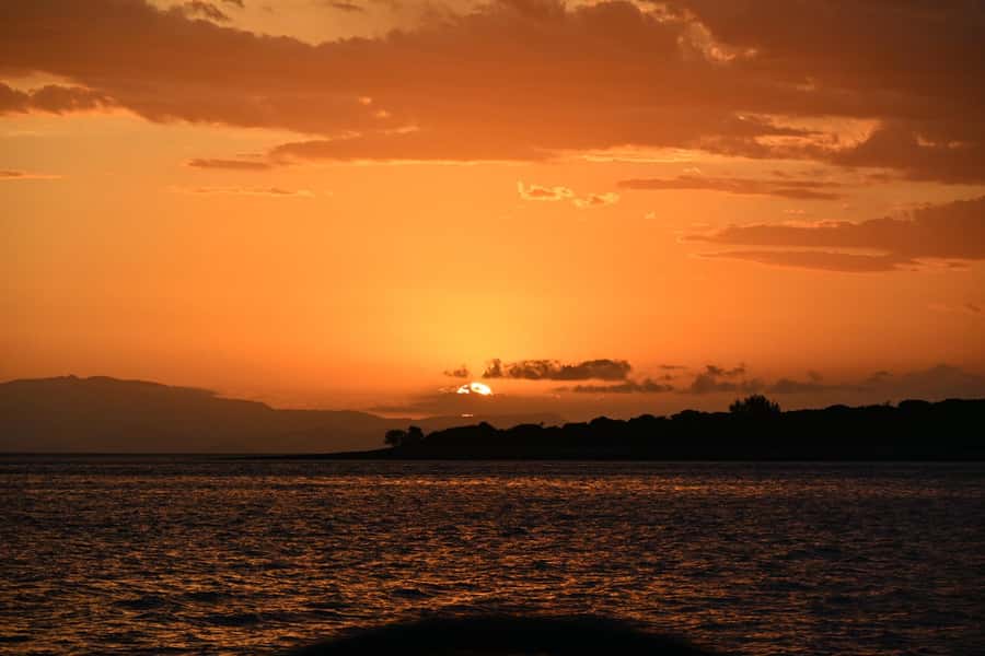 Airlie Beach: 2-Night Whitsundays Sailing Trip with Meals - Should you book this Airlie Beach 2-night Whitsundays sailing trip?
