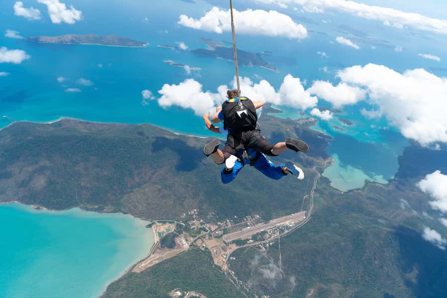 Airlie Beach: Tandem Skydive over the Whitsundays - Transport from Airlie Beach: close, coordinated, mostly smooth