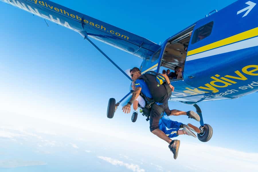 Airlie Beach: Tandem Skydive over the Whitsundays - Freefall details: the 60 seconds everyone remembers