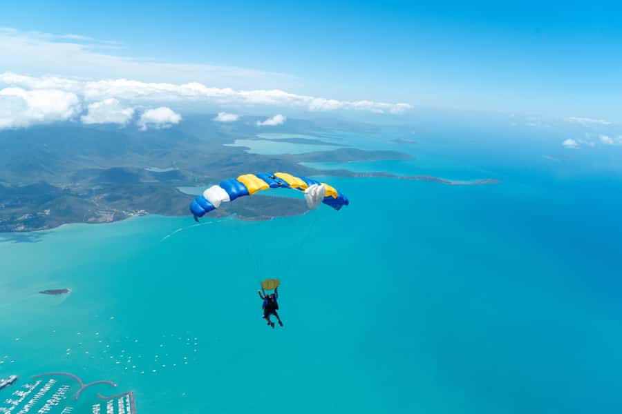 Airlie Beach: Tandem Skydive over the Whitsundays - Steering the parachute: where you feel in control