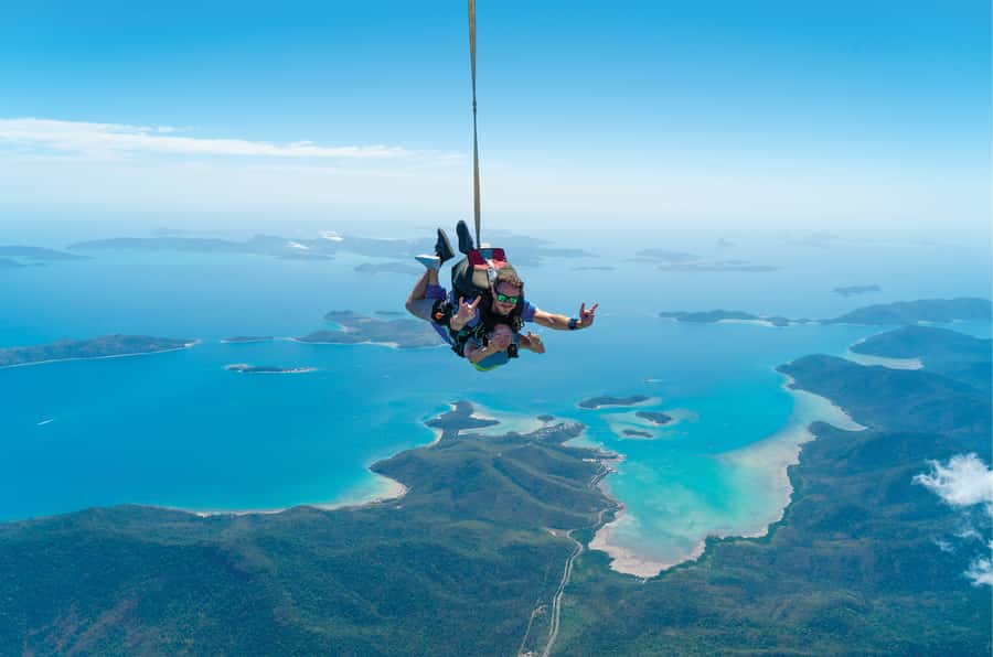 Airlie Beach: Tandem Skydive over the Whitsundays - The 4-hour game plan, from pickup to the last check-in