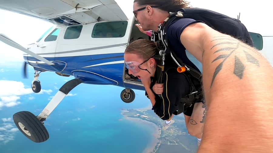 Airlie Beach: Tandem Skydiving Experience with Beach Landing - Up to 15,000 Feet: What Your Body Will Feel in Freefall