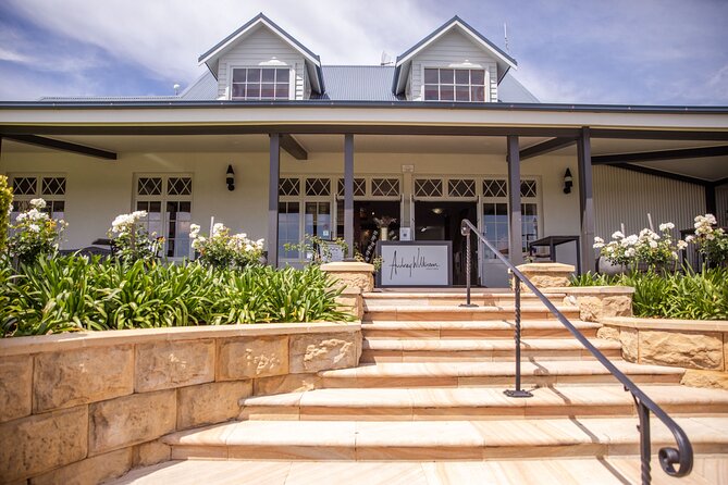 Audrey Wilkinson Vineyard: Picnic with Wine Masterclass Tasting - Picking your picnic spot on a 270-acre vineyard