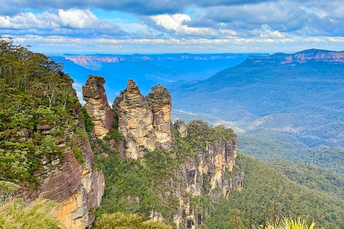 Blue Mountains Small Group Tour with Waterfall Walk & Fresh Lunch - Stop 1: Blue Mountains lookouts, chosen based on weather and visibility
