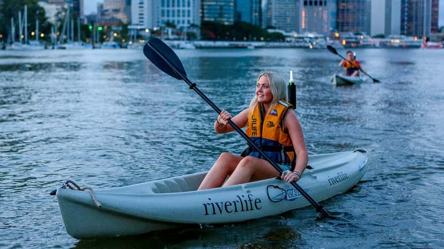 Brisbane: Illuminated River Night Kayak Tour - A 90-minute Brisbane night paddle that actually feels doable