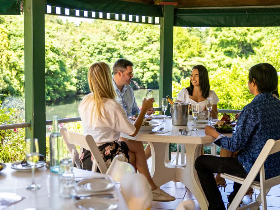 Brisbane: Tamborine Mountain Local Winery Tour with Lunch - Cedar Creek Winery: the first pour and the scenic approach