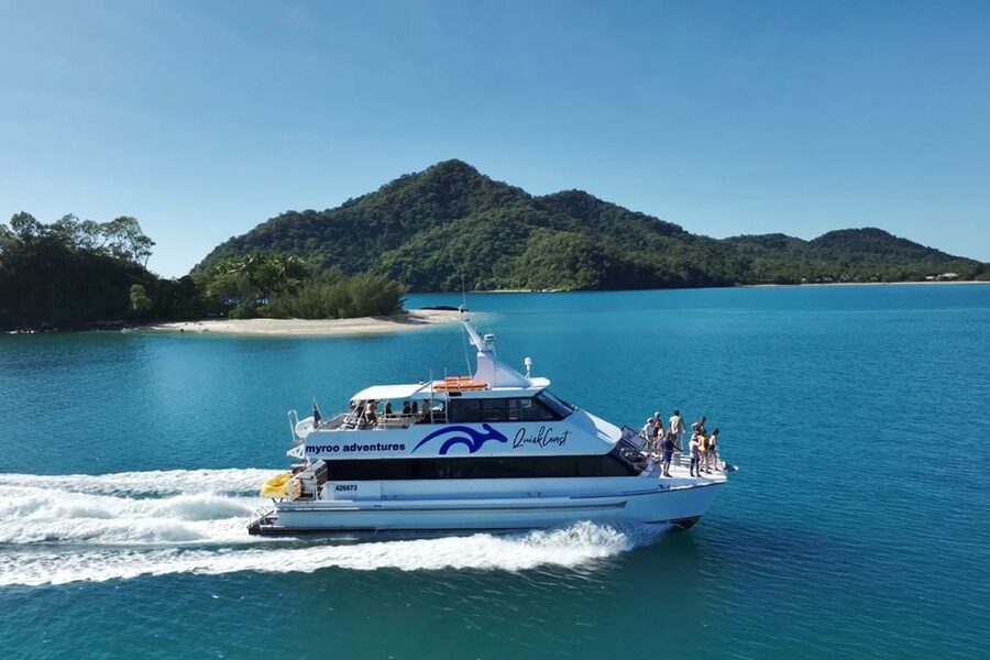 Cairns: Outer Great Barrier Reef & Dunk Island Small Group - The catamaran ride and the marine biologist talk