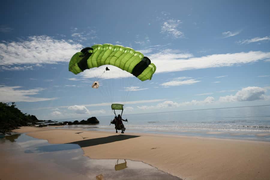 Cairns: Tandem Skydive - Scenic flight over tropical North Queensland before the freefall