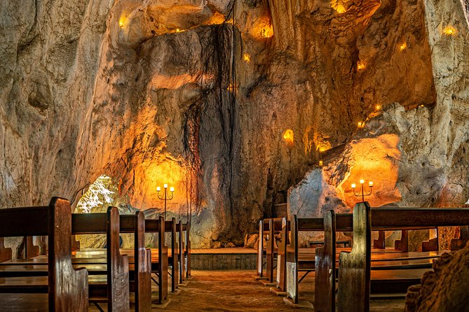 Capricorn Caves Cathedral Cave Tour - The Cathedral chamber acoustics: when music and sound take over