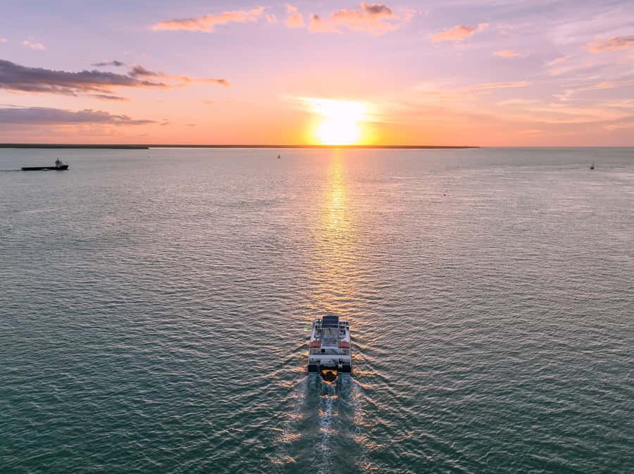 Darwin: Darwin Harbor Sunset Cruise with Buffet Dinner - Licensed Bar Drinks and the On-Board Vibe