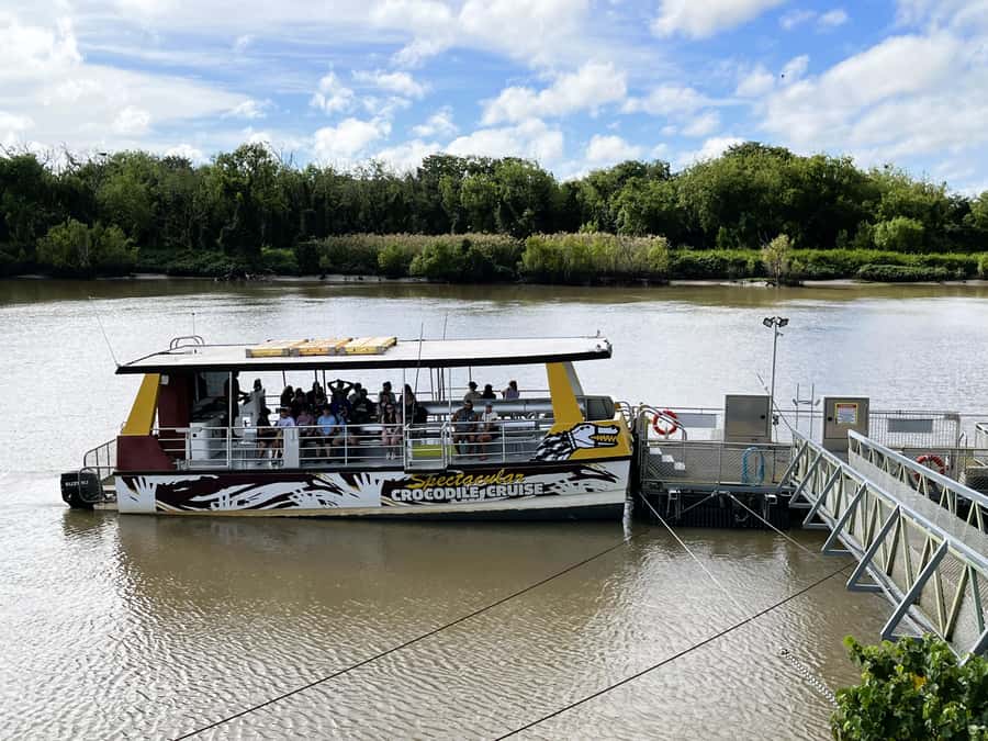 Darwin: Jumping Crocodile River Cruise with Shuttle Bus - How the guides keep things safe when crocs surge