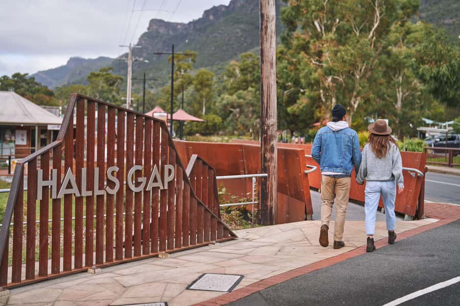 From Melbourne: Grampians National Park Small Group Tour - Halls Gap: where lunch becomes part of the scenery