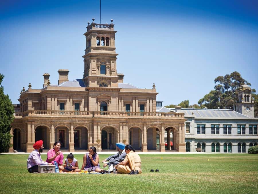 From Melbourne: Werribee Open Range Zoo & Werribee Mansion - A Mansion and a Safari, in One 7-Hour Loop