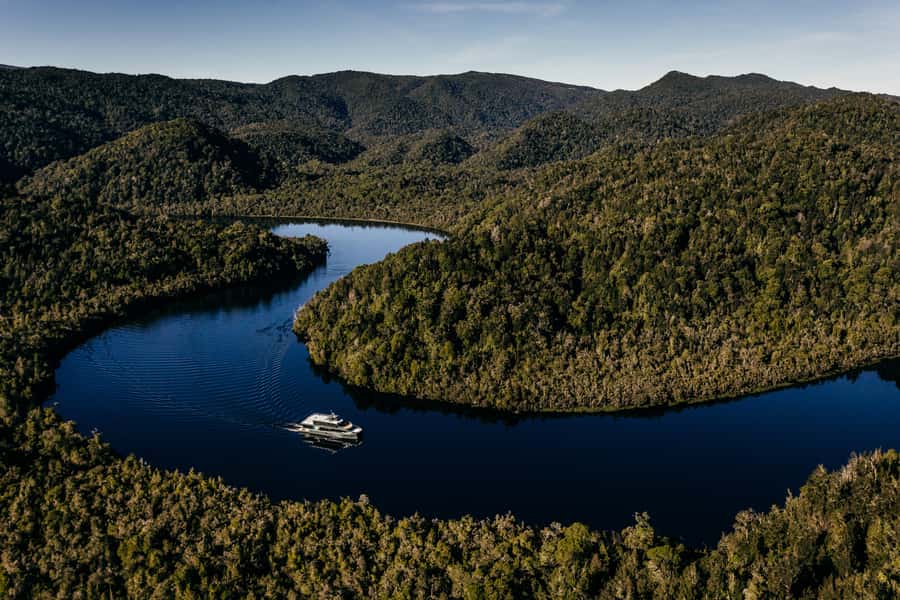 From Strahan: Evening Dinner Cruise on the Gordon River - Seating and comfort: main deck windows versus premier upper deck perks