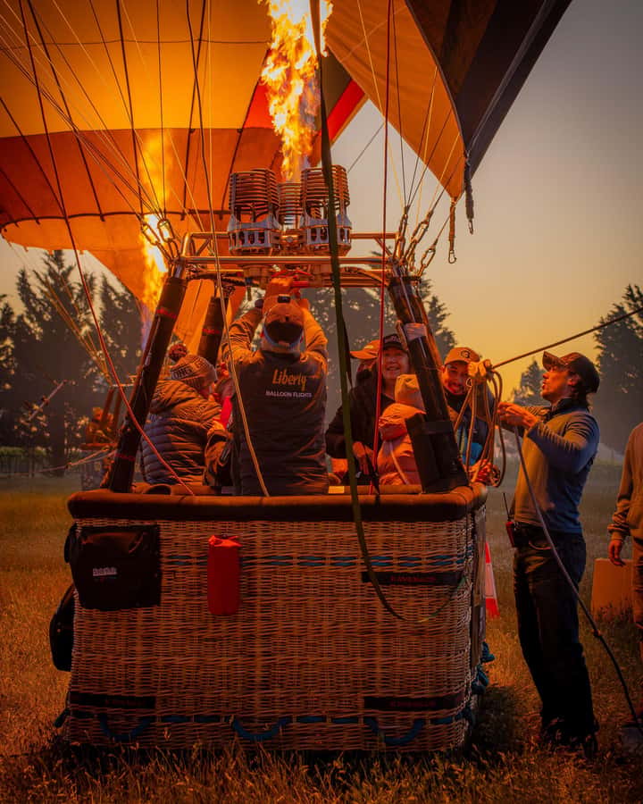 Geelong: Balloon Flight at Sunrise with Breakfast - Where You Start: Holiday Inn & Suites Geelong, Easy Parking and Simple Pickup
