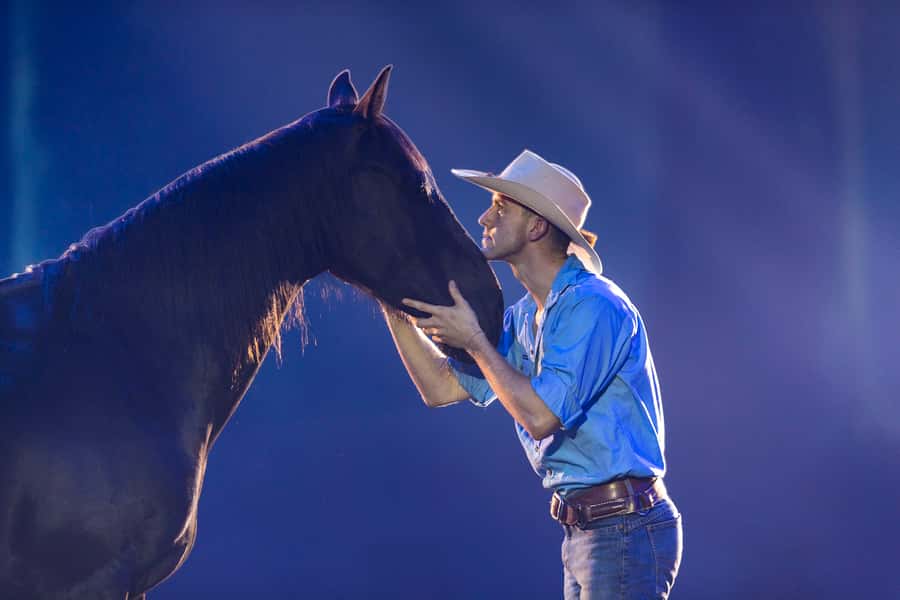 Gold Coast: Australian Outback Spectacular Dinner & Show - Dinner Moves with the Show, Not Around It