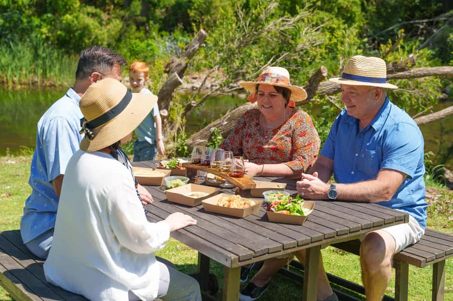 Gold Coast: Lamington Treetops, Wildlife and Vineyard Visit - Feeding King Parrots and Crimson Rosellas: wildlife time that’s interactive
