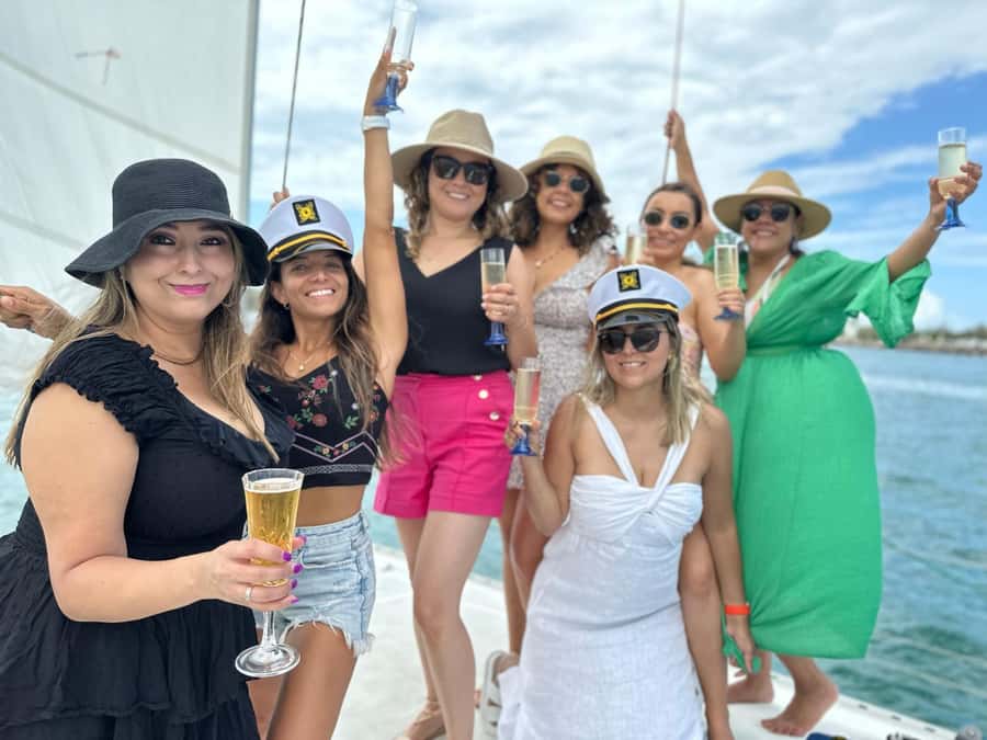 Gold Coast: Sunset Sailing Cruise incl food & drinks - The sunset sailing stretch: from bright sky to city lights