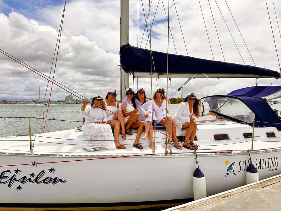 Gold Coast: Sunset Sailing Cruise incl food & drinks - Dolphin watching on the Broadwater: what to look for