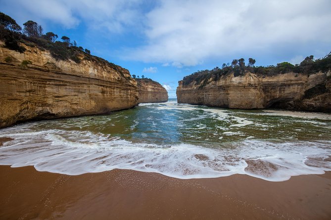 Great Ocean Road and Wildlife Tour for Backpackers aged 18-35 - Getting from Melbourne to the coast: pickup, group size, and your best seat