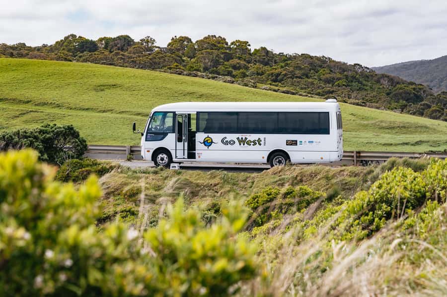 Great Ocean Road Tour w/ Deluxe Minibus & Top-Rated Guide - Memorial Arch and Eastern View: quick photos, strong payoff