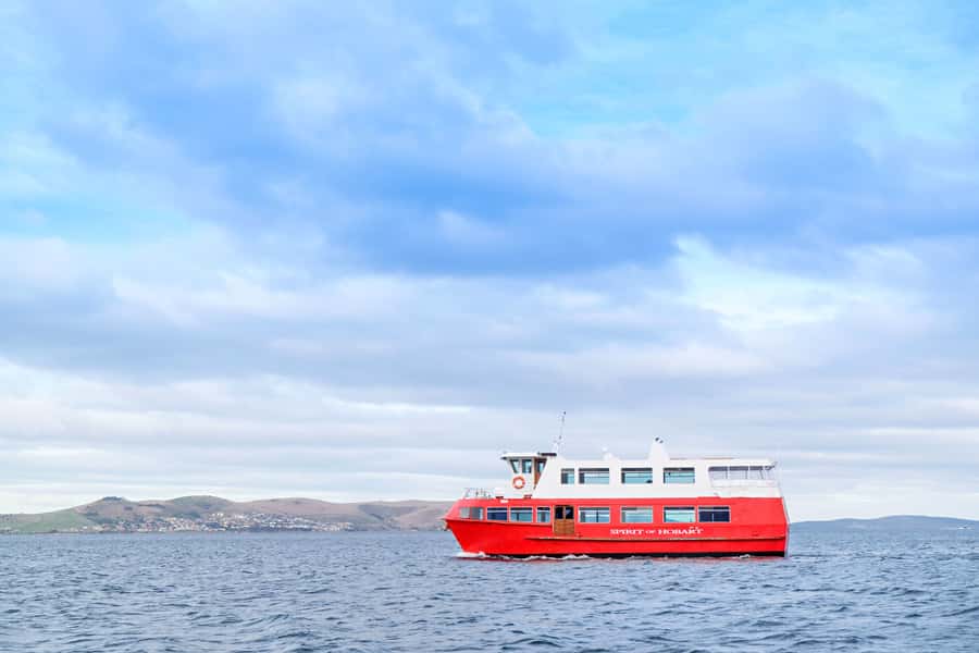 Hobart: Historic Lunch Cruise - Crossing the Derwent to the eastern shore, then lining up the big views