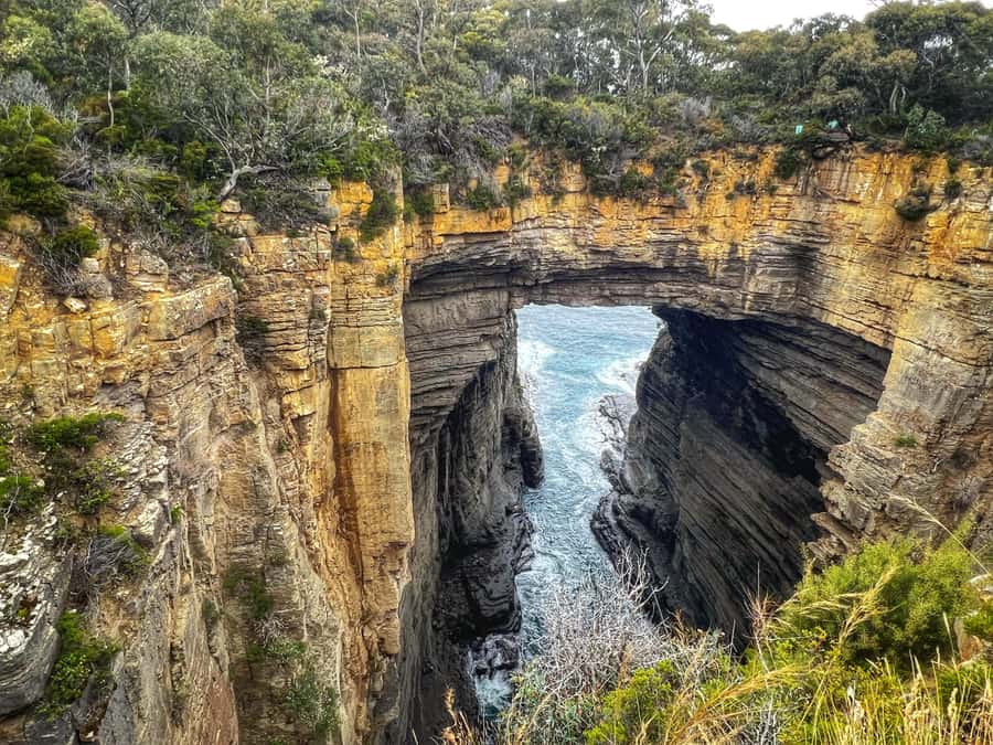 Hobart: Port Arthur, Harbor Cruise and Isle of the Dead Tour - Remarkable Cave and Maingon Bay Lookout: quick, scenic, and worth fitting in
