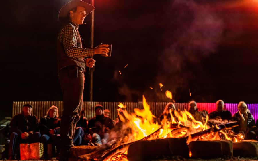 Longreach: Sunset Paddlewheeler Cruise, Show and Dinner - Food, drinks, and what to pack for an outdoor evening