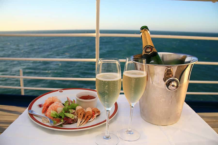 Lunch Cruise with Live Jazz on Sydney Harbour - Boarding at King Street Wharf: your first 20-minute move