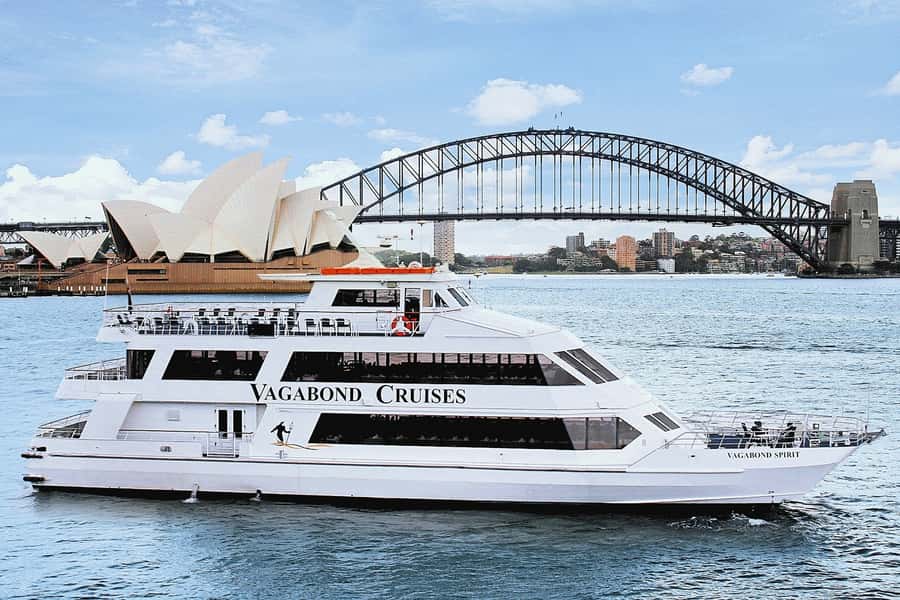 Lunch Cruise with Live Jazz on Sydney Harbour - The 3-course lunch, desserts, and coffee: when the meal matters