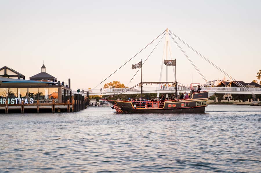 Mandurah: 1.5 Hour Sundowner Cruise - Eastern Foreshore to Mandurah Marina: the boat-watching moment