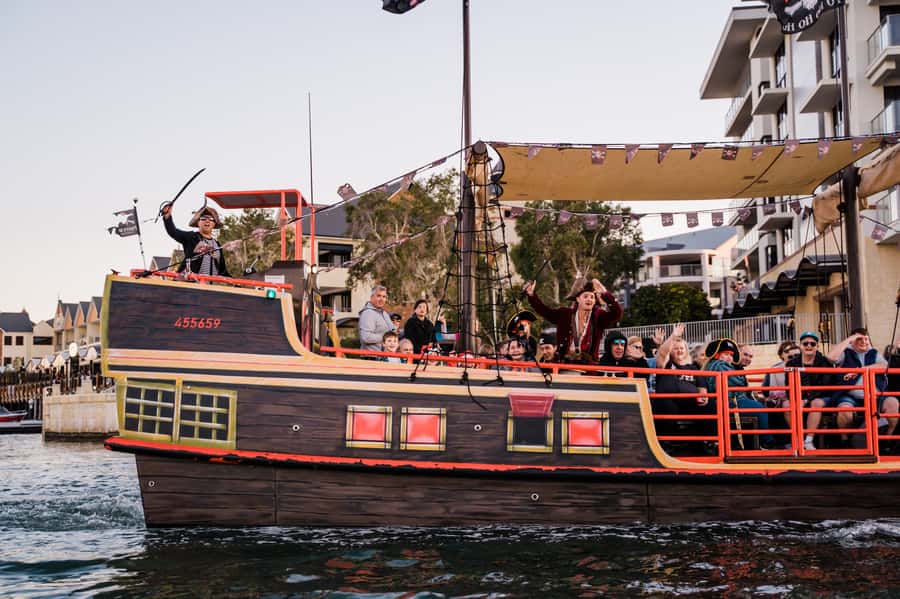 Mandurah: 1.5 Hour Sundowner Cruise - Dolphin Quay and the canals: where the scenery turns more local