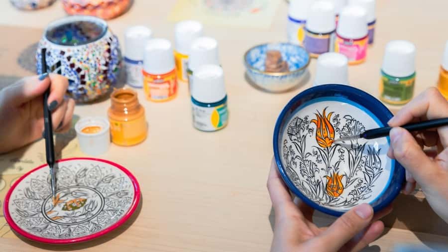 Melbourne: Ceramic Plates & Bowls Paint and Sip Classes - A BYO Wine Paint-and-Sip Class Near Melbourne CBD