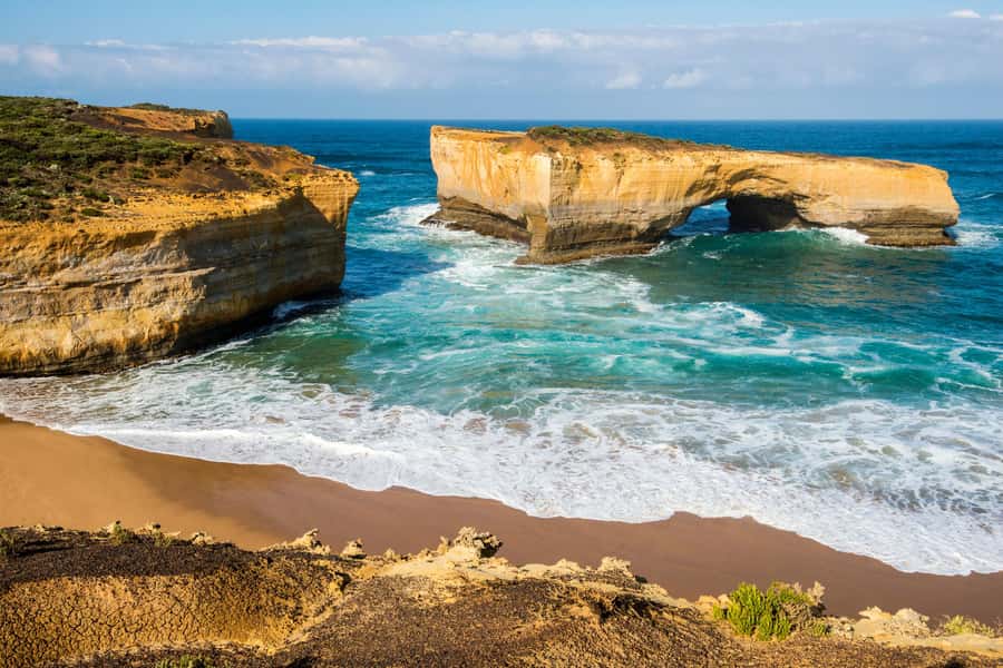 Melbourne: Great Ocean Road Extended–Top Stops&London Bridge - Eastern View Memorial Arch and Lorne ocean-time