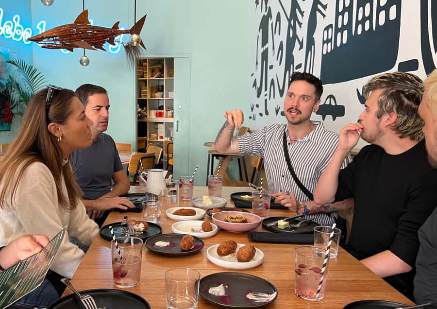 Melbourne: Laneways Food Tour with 8 Authentic Tastings - Meeting up at Oxford St: find the orange umbrella quickly