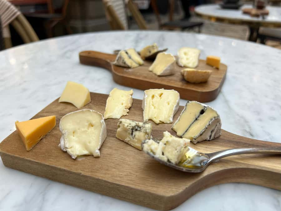 Melbourne: Laneways Food Tour with 8 Authentic Tastings - Wine tasting, plus street food you cannot easily find alone