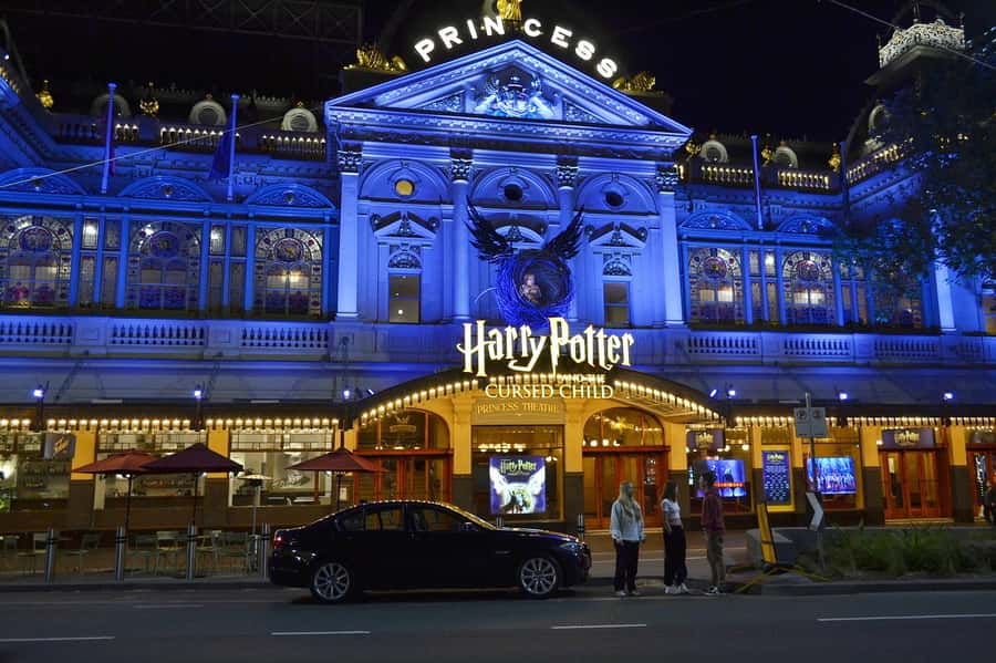 Melbourne: Nighttime Private City Tour with Transfer & Stops - Meet your driver and settle into the luxury vehicle