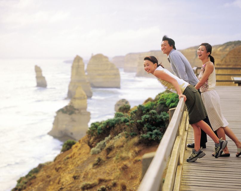 Melbourne: Reverse Great Ocean Road 12 Apostles with Lunch - Memorial Arch at Eastern View: the Great Ocean Road sign with meaning