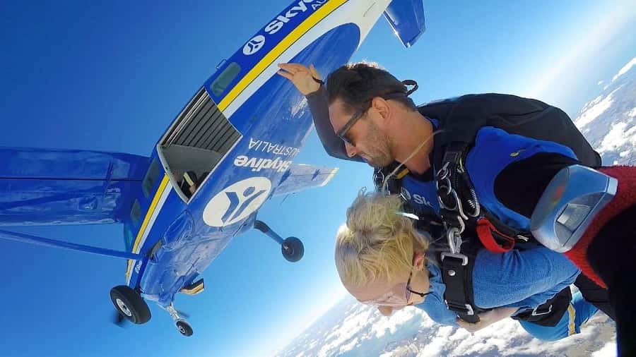 Melbourne: Tandem Skydive over Great Ocean Road + Transfer - Weather, waiting time, and how to reduce day-of stress