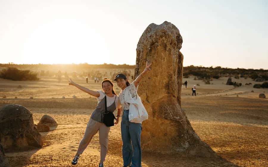 Perth: Pinnacles Desert Sunset & Stargazing with Dinner - Guides, comfort, and how the tour feels in motion