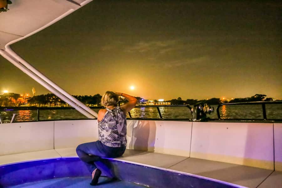 Perth: Swan River Dinner Cruise - Entertainment that moves from dinner to dancing