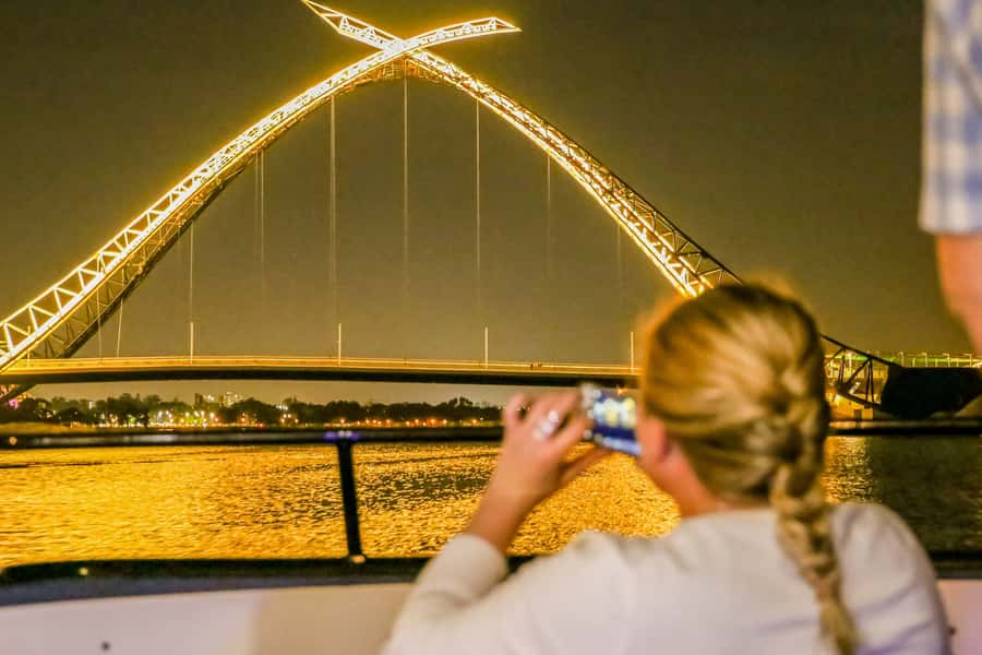 Perth: Swan River Dinner Cruise - The 150-minute Swan River cruise: what the timing buys you