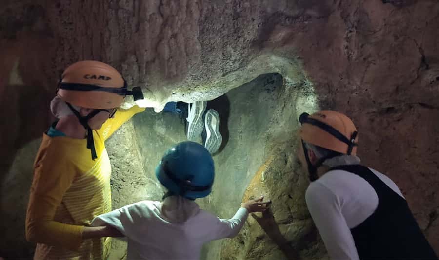 Queensland: 90 Minute Capricorn Caves Explorer Tour - The first stretch underground: zig-zags, quiet, and your guide’s explanations