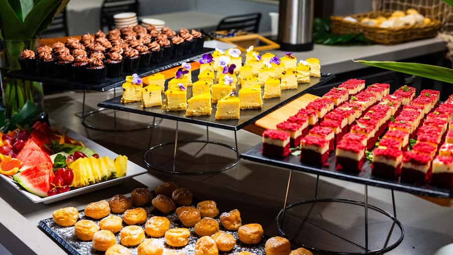 Surfers Paradise: Buffet Dinner Sightseeing Cruise - Who should book this dinner cruise, and who might not love it