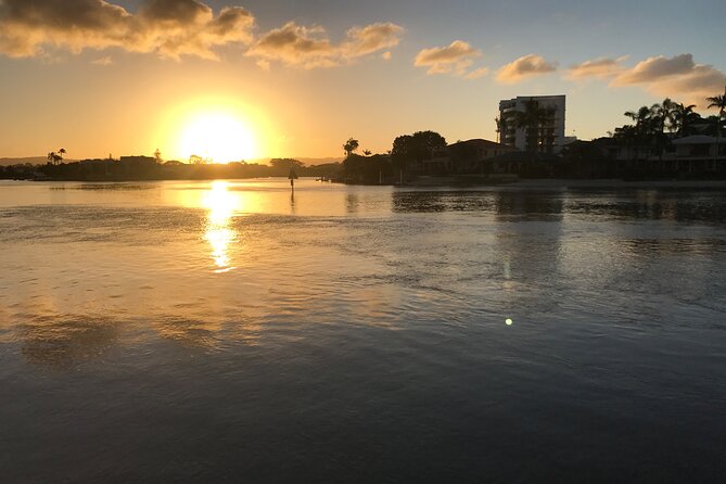 Surfers Paradise Sightseeing City Lights Cruise - Food and drinks: cheese and crackers, plus a fully licensed bar