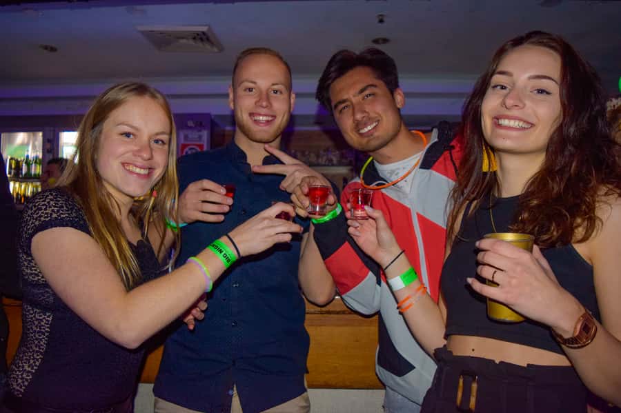 Sydney: Big Night Out Pub Crawl with Local Party Hosts - Games, Prizes, and Party Photos That Make Socializing Easier
