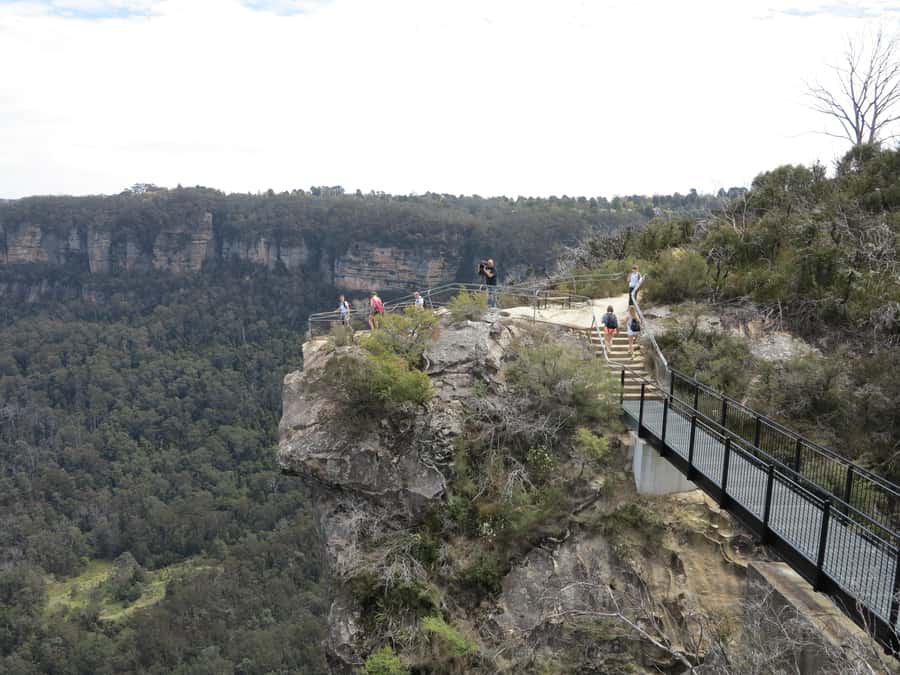 Sydney: Blue Mountains Wildlife & Bushwalk Small-Group Tour - Lunch and village time in Leura or Katoomba