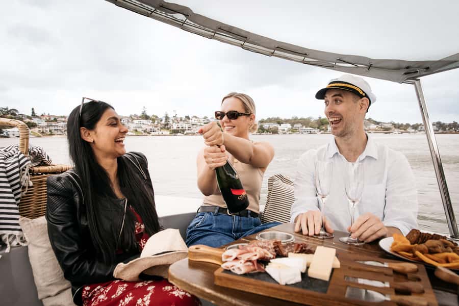 Sydney: Electric Boat Rental from Cabarita Point - Meeting at D’Albora Marina and getting ready to steer
