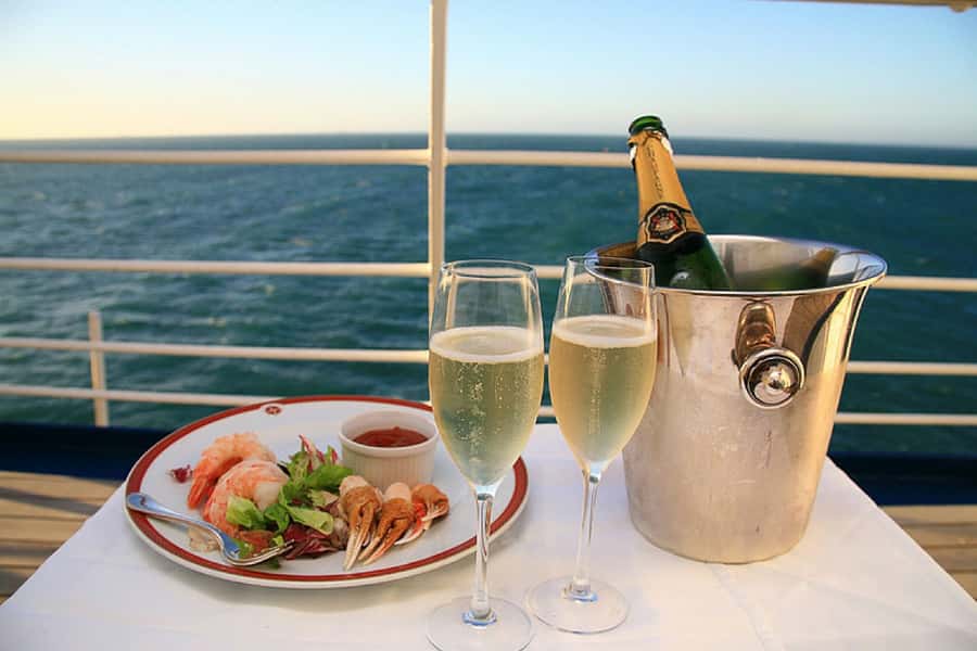 Sydney Harbour: 3-Hour Lunch Cruise with Live Music - The Lunch Buffet: Seafood, Carvery, and Dessert Timing